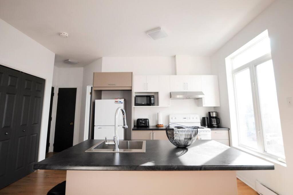 Apartamento Le 1808 - Spacieux Avec Balcon - Nord De Quebec Exterior foto